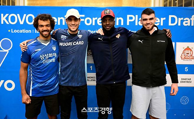 2025~2026시즌 V리그에 입성하는 새 외국인 선수들. 왼쪽부터 삼성화재 마이클 아히, 우리카드 하파엘 아라우죠, 한국전력 쉐론 베논 에반스, OK저축은행 디미타르 디미트로프. KOVO 제공