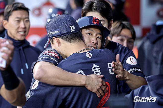 ▲ 롯데 전준우와 고승민이 포옹을 나누고 있다. ⓒ롯데 자이언츠