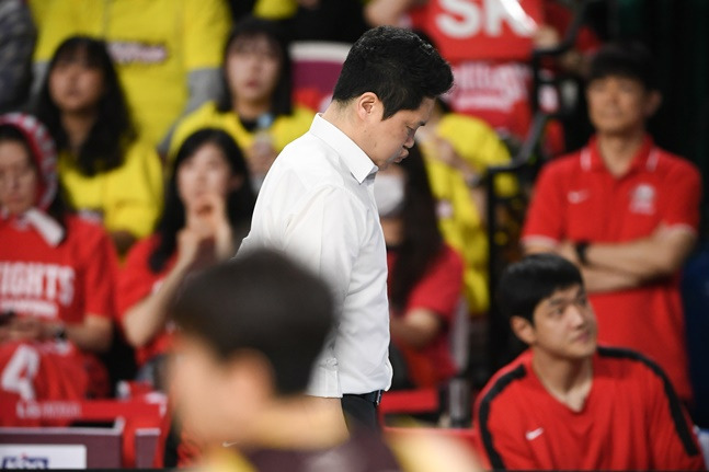 전희철 SK 감독이 9일 열린 챔피언결정전 3차전 도중 한숨을 쉬고 있다. /사진=KBL 제공