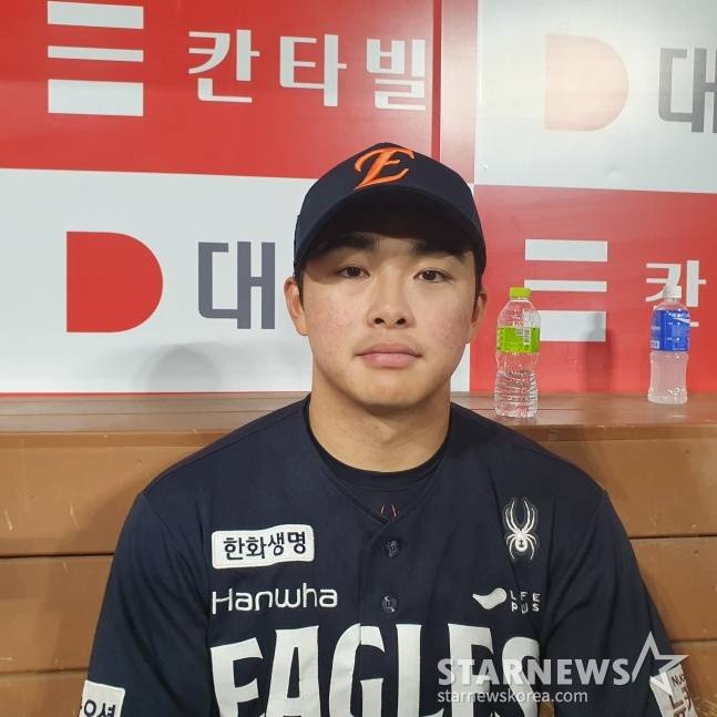 한화 문현빈이 9일 고척 키움전을 승리로 이끈 후 취재진과 인터뷰에 나서고 있다. /사진=김동윤 기자