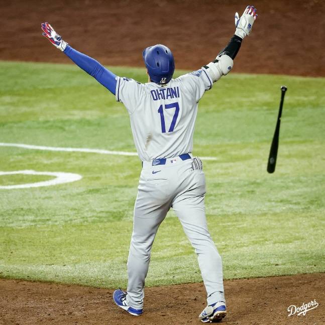 LA 다저스 오타니 쇼헤이가 10일 애리조나 다이아몬드백스전 9회초 결승 스리런 홈런을 날리고 있다. /사진=LA 다저스 공식 SNS