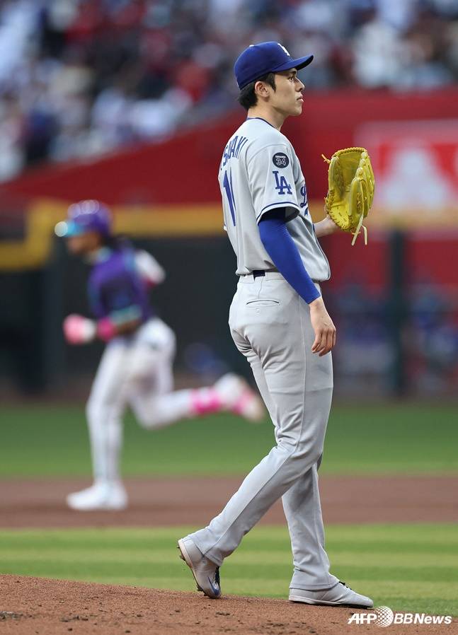 1회말 홈런을 맞고 아쉬워하는 다저스 선발 투수 사사키 로키. /AFPBBNews=뉴스1