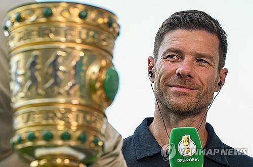 레버쿠젠이 지난 9일(한국시간) 공식 홈페이지를 통해 사비 알론소 감독이 올 시즌을 끝으로 구단을 떠난다고 발표했다.&nbsp;연합뉴스