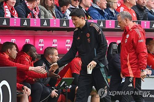 분데스리가 사무국이 10일(한국시간) 공식 홈페이지를 통해 팬들이 선정한 2024-2025시즌 분데스리가 올해의 팀을 발표했다. 수비진에 김민재의 이름은 없었다.&nbsp;연합뉴스