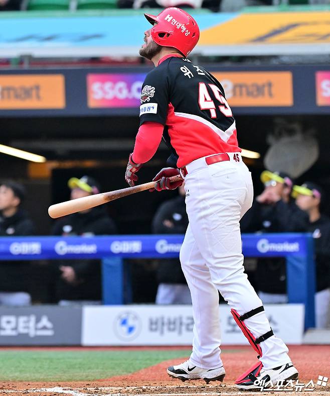 10일 오후 인천SSG랜더스필드에서 열린 '2025 신한 SOL Bank KBO리그' KIA 타이거즈와 SSG 랜더스의 경기, 6회초 1사 3루 KIA 위즈덤이 1타점 희생플라이 타구를 날리고 있다. 문학, 김한준 기자