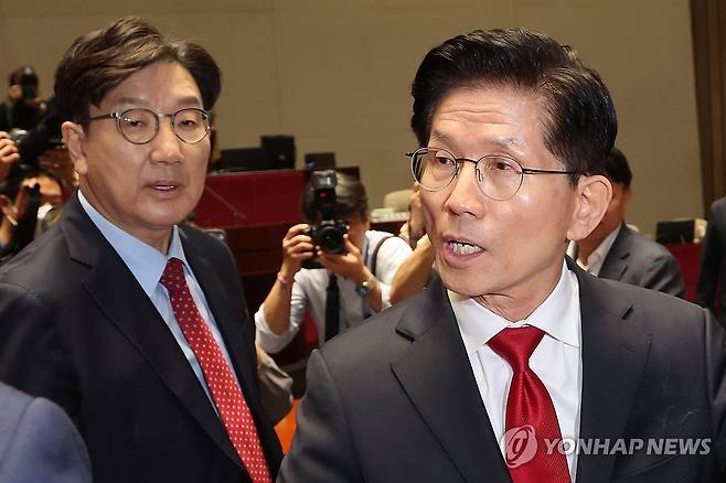 항의하며 퇴장하는 김문수 후보 (서울=연합뉴스) 김주성 기자 = 국민의힘 김문수 대선 후보가 9일 서울 여의도 국회에서 열린 의원총회에서 권영세 비상대책위원장이 단일화를 압박하는 발언 뒤 퇴장하자 항의하며 의총장을 나가고 있다. 2025.5.9 utzza@yna.co.kr