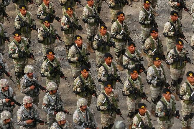 페루 무허가 금광 주변 지역에 배치된 군 장병 [페루 대통령실 엑스 캡처. 재판매 및 DB 금지]