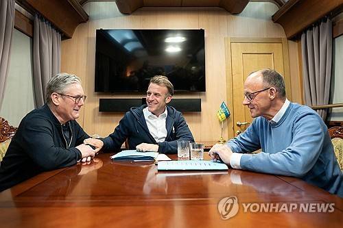 9일(현지시간) 우크라이나 향하는 영·프·독 정상들 [로이터=연합뉴스]