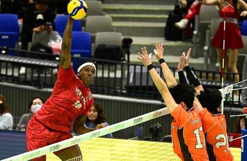 스파이크하는 한국전력 소속의 엘리안(왼쪽)   [한국배구연맹 제공. 재판매 및 DB 금지]