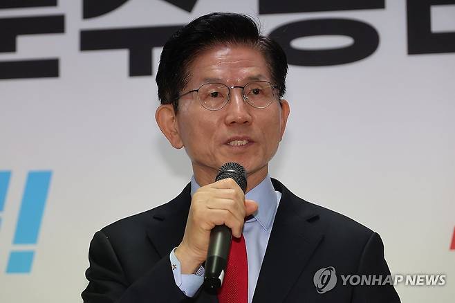 후보 교체 입장 밝히는 김문수 후보 (서울=연합뉴스) 김주성 기자 = 국민의힘 김문수 대선 후보가 10일 서울 여의도 캠프 사무실에서 긴급 기자회견을 열어 당 지도부 주도의 사상 초유 대선 후보 교체 강행에 대한 입장을 밝히고 있다. 2025.5.10 utzza@yna.co.kr