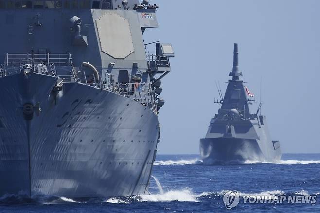 미군 함정(왼쪽)과 일본 자위대 함정 [AP 연합뉴스 자료사진. 재판매 및 DB 금지]