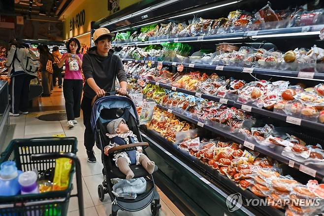 중국 베이징의 한 슈퍼마켓에서 장을 보는 시민들 [AFP 연합뉴스 자료사진. 재판매 및 DB 금지]