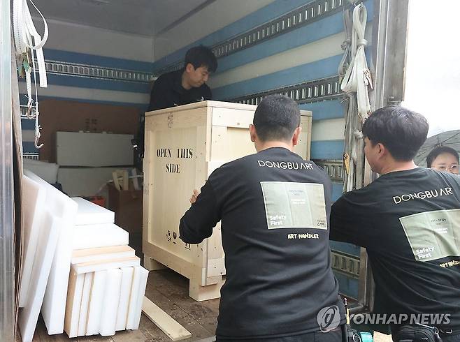 옮겨지는 부석사 불상 (서산=연합뉴스) 김소연 기자 = 10일 충남 서산시 부석사에서 금동관세음보살좌상 일본 반환을 위한 봉송법회 뒤 불상이 차량으로 옮겨지고 있다. 2025.5.10 soyun@yna.co.kr