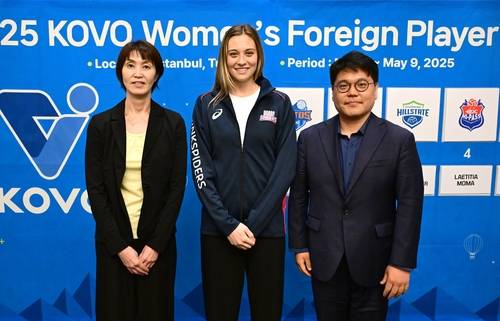 요시하라 감독(왼쪽), 이영하 단장(오른쪽)과 함께한 라셈 [한국배구연맹 제공. 재판매 및 DB 금지]