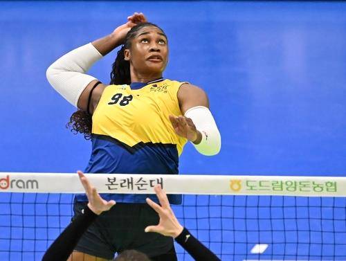 한국도로공사에 지명된 모마의 현대건설 시절 공격 장면 [한국배구연맹 제공. 재판매 및 DB 금지]