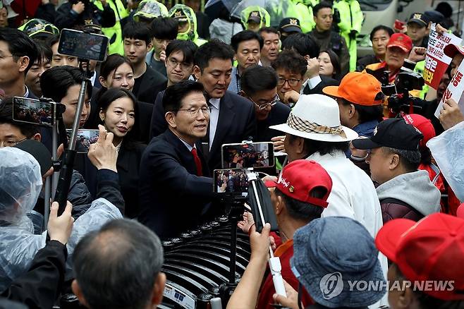 당사 앞 지지자들 만나는 김문수 후보 (서울=연합뉴스) 국민의힘 김문수 대선 후보가 10일 서울 여의도 국민의힘 중앙당사 앞 지지자들을 만나 인사하고 있다. 2025.5.10 [김문수 후보 캠프 제공. 재판매 및 DB금지] photo@yna.co.kr