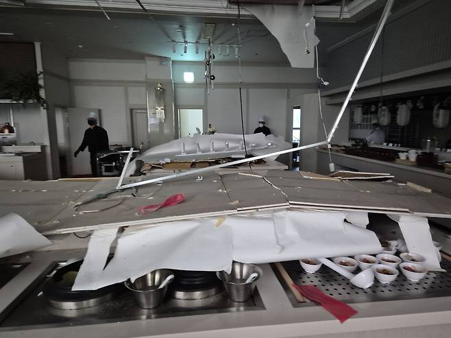 천장 마감재가 떨어진 천안 웨딩홀 연회장 [충남 천안동남소방서 제공. 재판매 및 DB 금지]