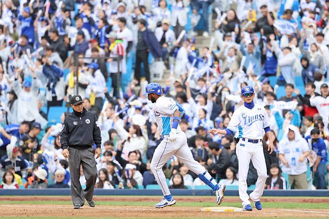 Samsung Lions relief pitcher Diaze celebrates after securing ‍the ‍save.