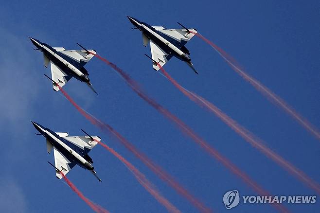 중국의 J-10 전투기 중국산 J-10의 과거 시범비행 모습. [로이터=연합뉴스]