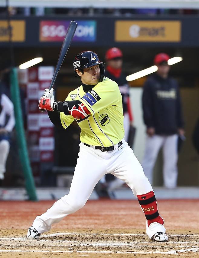 10일 KIA 전에서 홈런을 치는 SSG 최정 [SSG 랜더스 제공. 재판매 및 DB 금지]