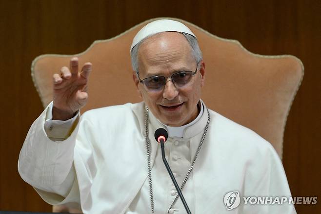 레오 14세 교황 (바티칸 AFP=연합뉴스) 레오 14세 교황이 10일(현지시간) 바티칸 시노드홀에서 추기경들에게 연설하고 있다. 2025.05.10 photo@yna.co.kr [바티칸 미디어 제공. 재판매 및 DB 금지]