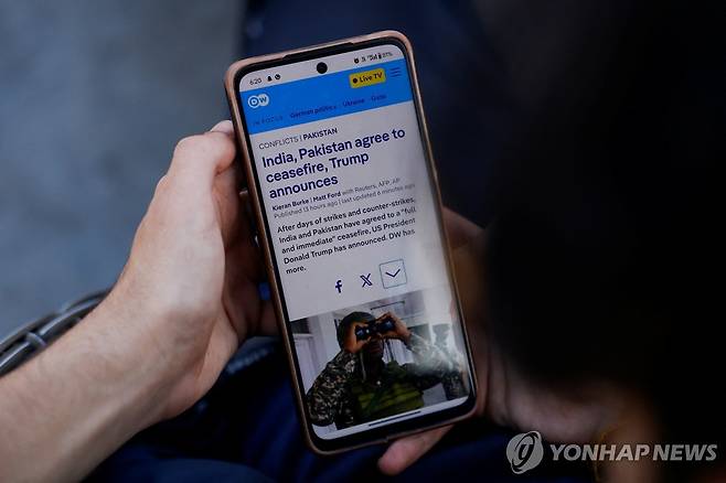 인도령 카슈미르의 스리나가르에서 트럼프 휴전 발표 기사 읽는 시민 [로이터 연합뉴스. 재판매 및 DB 금지]