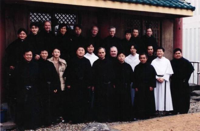 ▲ 2002년 성 아우구스티노 수도회 총장 신분으로 방한한 레오 14세(앞줄 가운데) 교황이 인천 전동수도원에서 수도자들과 함께 기념사진을 촬영하고 있다. /사진제공=성 아우구스티노 수도회 한국지부