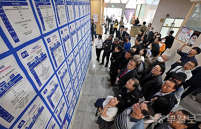 지난달 17일 오후 안양시 만안구 안양아트센터에서 열린 '2025 안양시 4060 일자리박람회'에서 구직자들이 취업정보를 살펴보고 있다. 김경민기자