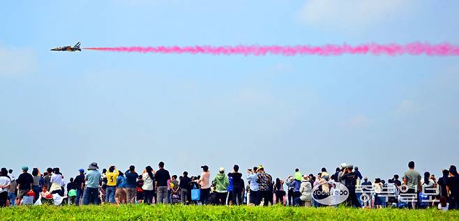 11일 오후 평택시 주한미공군 오산기지에서 열린 '오산 에어 파워 데이 2025'에서 공군 특수비행팀 블랙이글스가 화려한 에어쇼를 선보이고 있다. 김경민기자