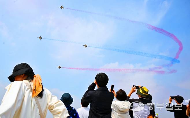11일 오후 평택시 주한미공군 오산기지에서 열린 '오산 에어 파워 데이 2025'에서 공군 특수비행팀 블랙이글스가 화려한 에어쇼를 선보이고 있다. 김경민기자