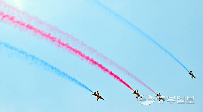 11일 오후 평택시 주한미공군 오산기지에서 열린 '오산 에어 파워 데이 2025'에서 공군 특수비행팀 블랙이글스가 화려한 에어쇼를 선보이고 있다. 김경민기자