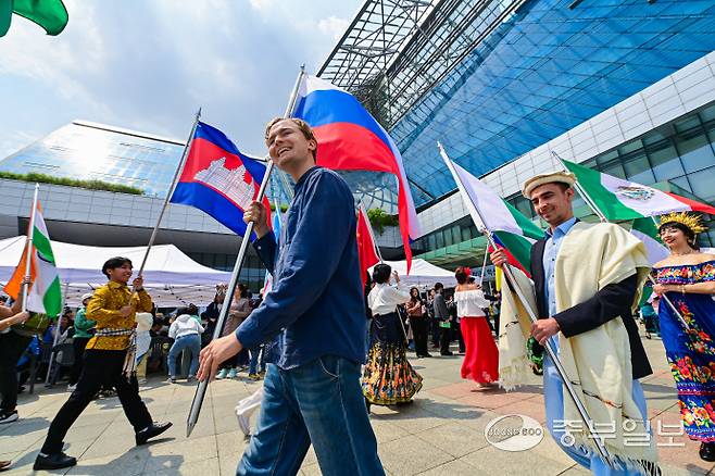 11일 오후 성남시청 광장에서 열린 제14회 지구촌 어울림 축제에서 기수단이 국기 퍼레이드를 선보이고 있다. 임채운기자