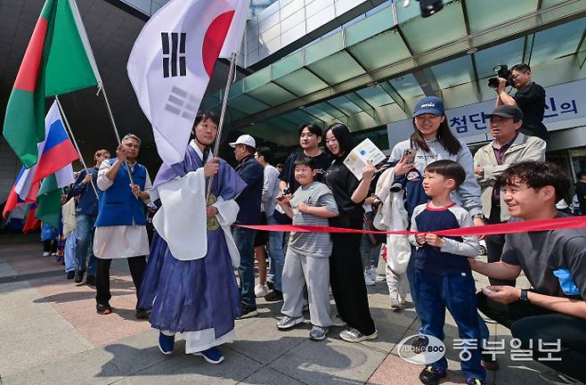 11일 오후 성남시청 광장에서 열린 제14회 지구촌 어울림 축제에서 기수단이 국기 퍼레이드를 선보이고 있다. 임채운기자