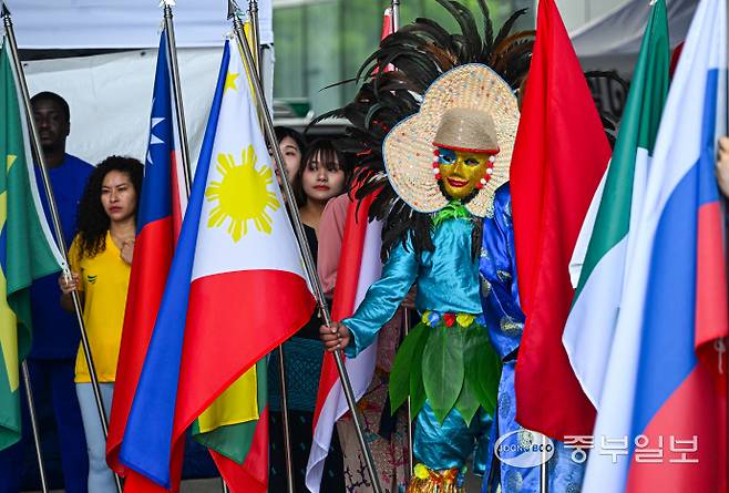 11일 오후 성남시청 광장에서 열린 제14회 지구촌 어울림 축제에서 기수단이 국기 퍼레이드를 선보이고 있다. 임채운기자