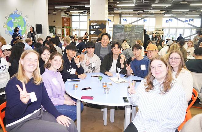 강기정 광주시장이 지난 3월 16일 광주청소년삶디자인센터에서 열린 '덴마크 실케보르 시민학교 배움여행' 청소년 교류행사에 참석, 학생들과 기념촬영을 하고 있다./광주시 제공