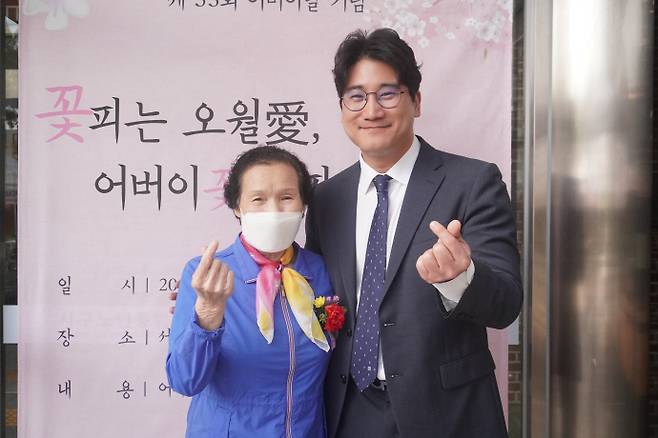 광주 서구노인종합복지관이 지난 8일 제53회 어버이날을 맞아 개최한 기념행사가 성황리에 열렸다. /광주 서구노인종합복지관 제공