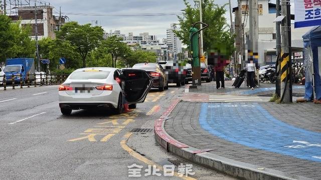전주역 앞 도로에 주정차 차량이 늘어서 있다. 김문경 기자