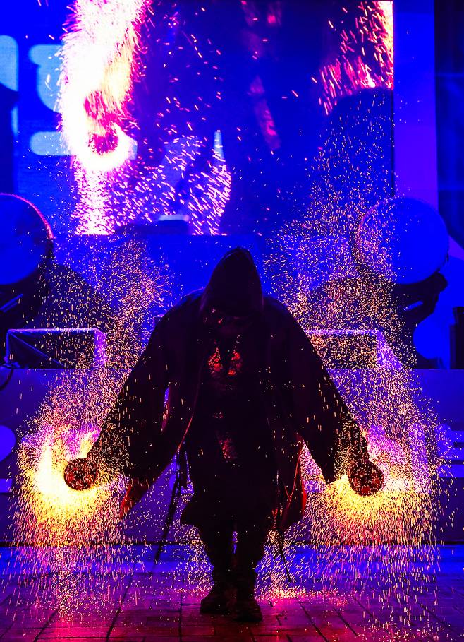 지난 9일 울산 북구청 광장에서 열린 '제21회 울산쇠부리축제' 개막식에서 주제공연 '불꽃 별이되다' 공연이 펼쳐지고 있다. 이수화 기자