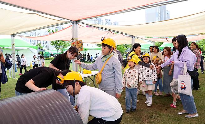 지난 10일 울산쇠부리축제가 열리고 있는 달천철장을 찾은 아이들이 랜턴이 달린 모자를 쓰고 모형 광산에 들어가 병뚜껑을 캐오는 광산 체험을 하고 있다. 이수화 기자