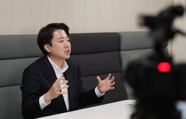 개혁신당 이준석 대선후보가 11일 <부산일보>와의 인터뷰에서 3자 구도에선 전망이 어둡지 않느냐는 질문에 “국민의힘을 절대 찍지 않는 비토층이 이미 과반”이라며 “나는 작은 가능성이라도 노려볼 수 있다”고 자신했다. 정종회 기자 jjh@