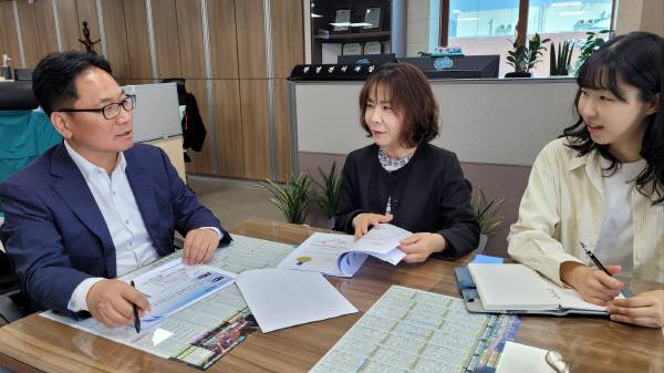 상주시 탄소중립 기본계획 마련을 위해 환경관리과 회의에 참석 중인 최은희 환경관리팀장(가운데).