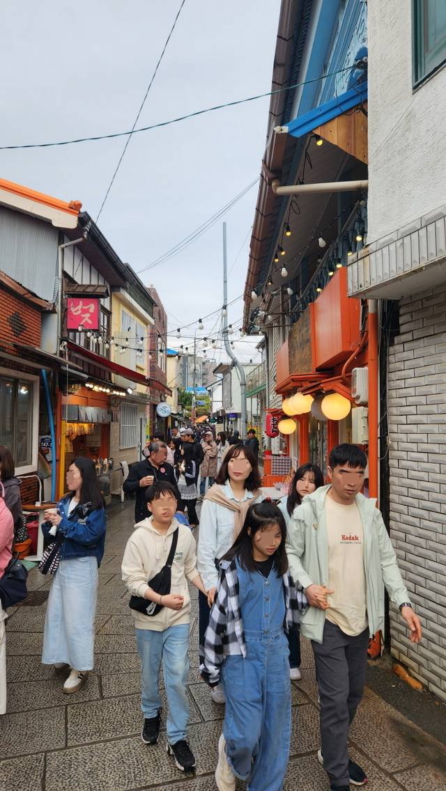 지난 5일 포항시 구룡포 일본인 가옥거리에 가족단위 관광객들의 발길이 이어지고 있다. 포항시 제공