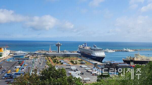 제주항에 입항한 크루즈.