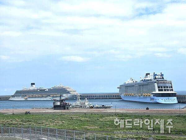 제주 서귀포시 강정항에 입항한 크루즈 2척.