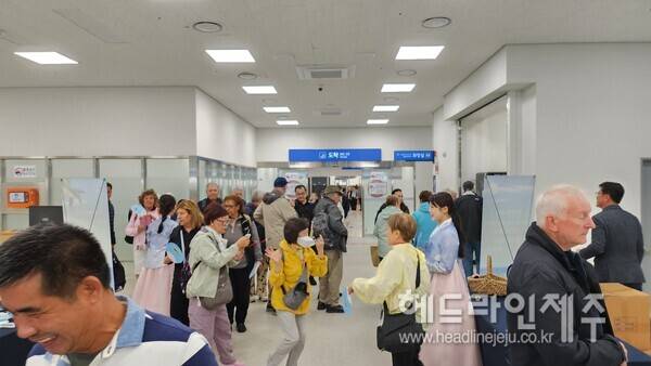 제주를 방문한 크루즈 관광객.