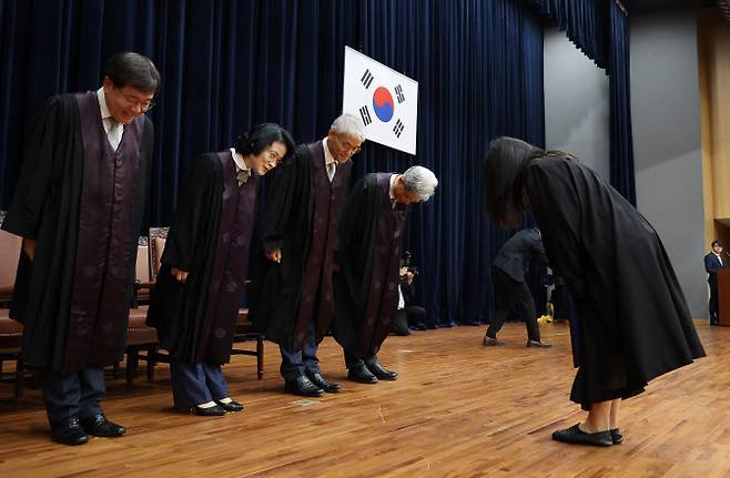 대법관들이 지난해 10월 4일 대법원에서 열린 신임 법관 임명식에서 새로 임명된 판사와 인사하고 있다. (사진=연합뉴스)