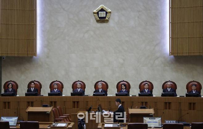 조희대 대법원장을 비롯한 대법관들이 지난 1일 오후 대법원 대법정에서 이재명 더불어민주당 대선 후보의 공직선거법 사건 선고를 위해 자리에 앉아 있다. (사진공동취재단)