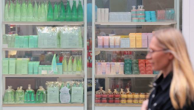 6일 서울 중구 명동의 한 화장품 가게 모습. (사진=연합뉴스)