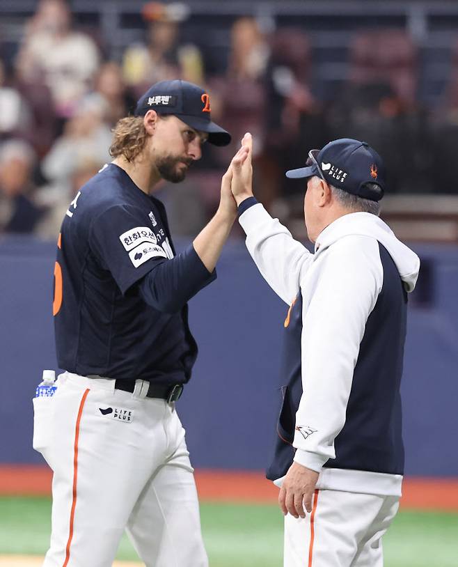 11일 고척스카이돔에서 열린 프로야구 한화이글스와 키움히어로즈 경기. 8-0으로 승리한 한화 김경문 감독이 선발 투수 와이스와 하이파이브하고 있다. 사진=연합뉴스