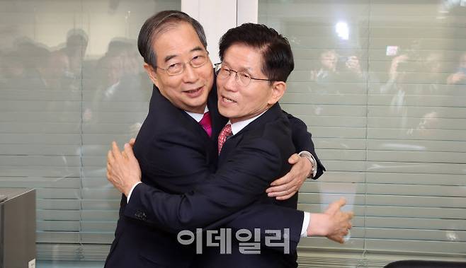 [이데일리 방인권 기자] 김문수 국민의힘 대선후보와 한덕수 전 국무총리가 11일 서울 여의도 국민의힘 대선후보 사무실에서 회동에 앞서  포옹을 하고 있다.